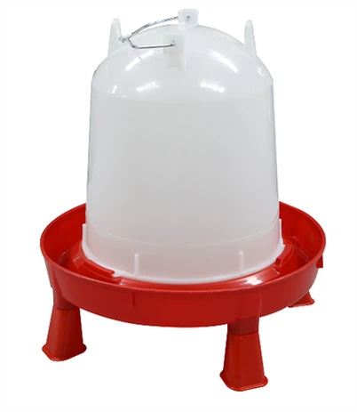 Adăpator de păsări de curte cu picioare